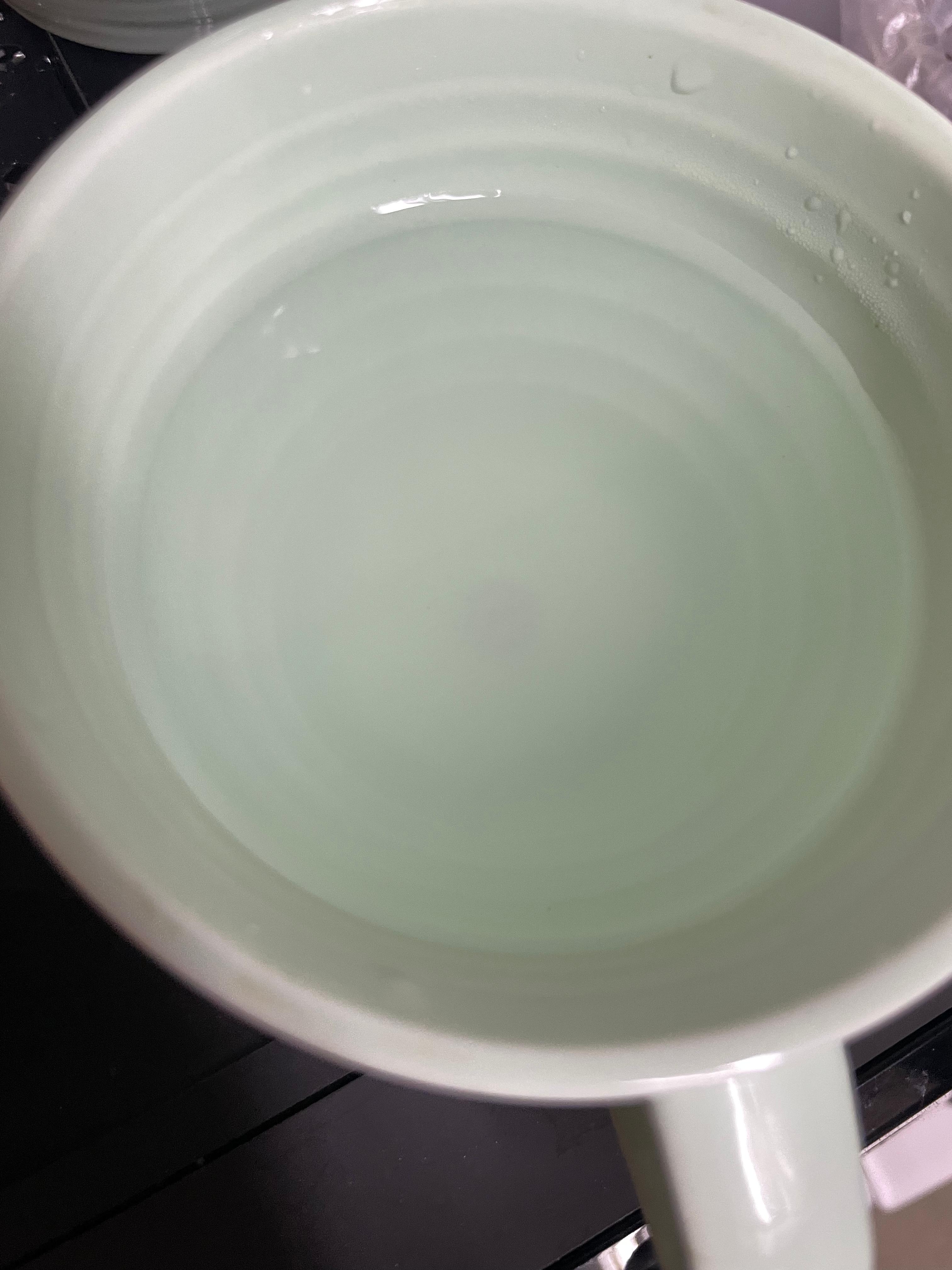 1300도 온도에서 비장참숯으로 구운 수제천죽염을 따뜻한 물 250ml에 수제천죽염 2g을 물에 녹인 후 공복에 음용할 수 있는 미네랄 전해질 보충 충전 소금차