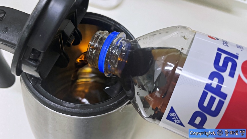 커피포트에-콜라-붓기