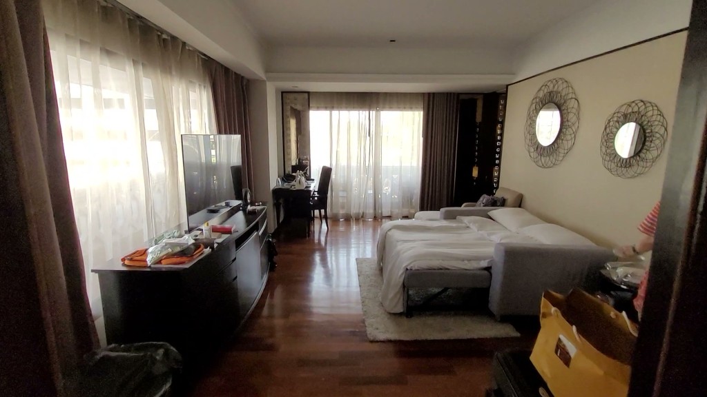 아난타라 리버사이드 주니어 스위트 거실 및 엑스트라배드