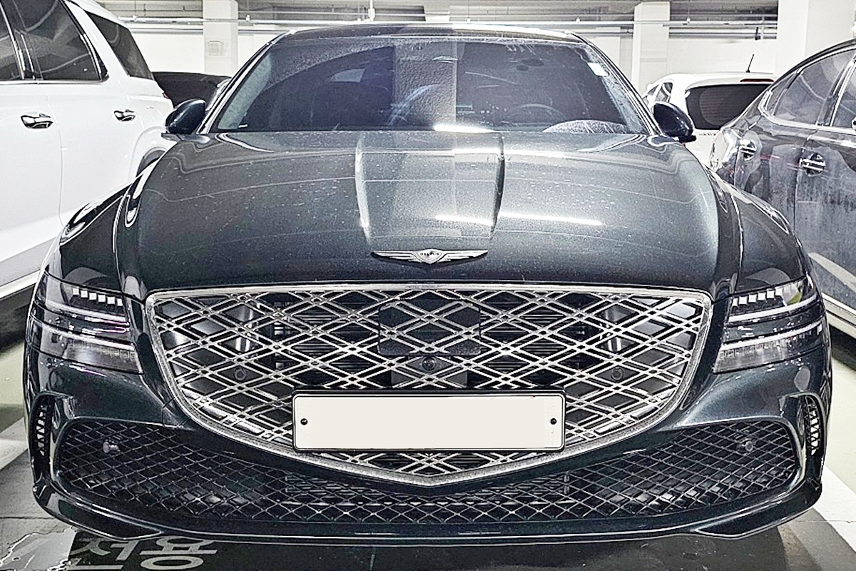 제네시스가 최근 디자인을 공개한 신형 &#39;G80 페이스리프트&#39;의 실물이 포착돼 주목받고 있다.