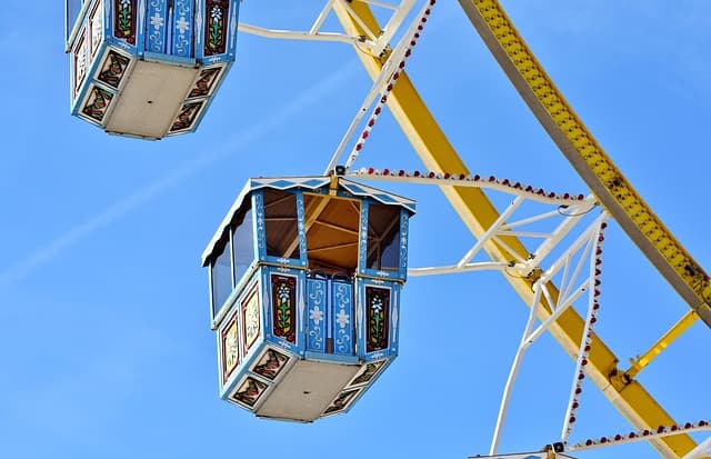 민속놀이 팽이치기와 딱지치기