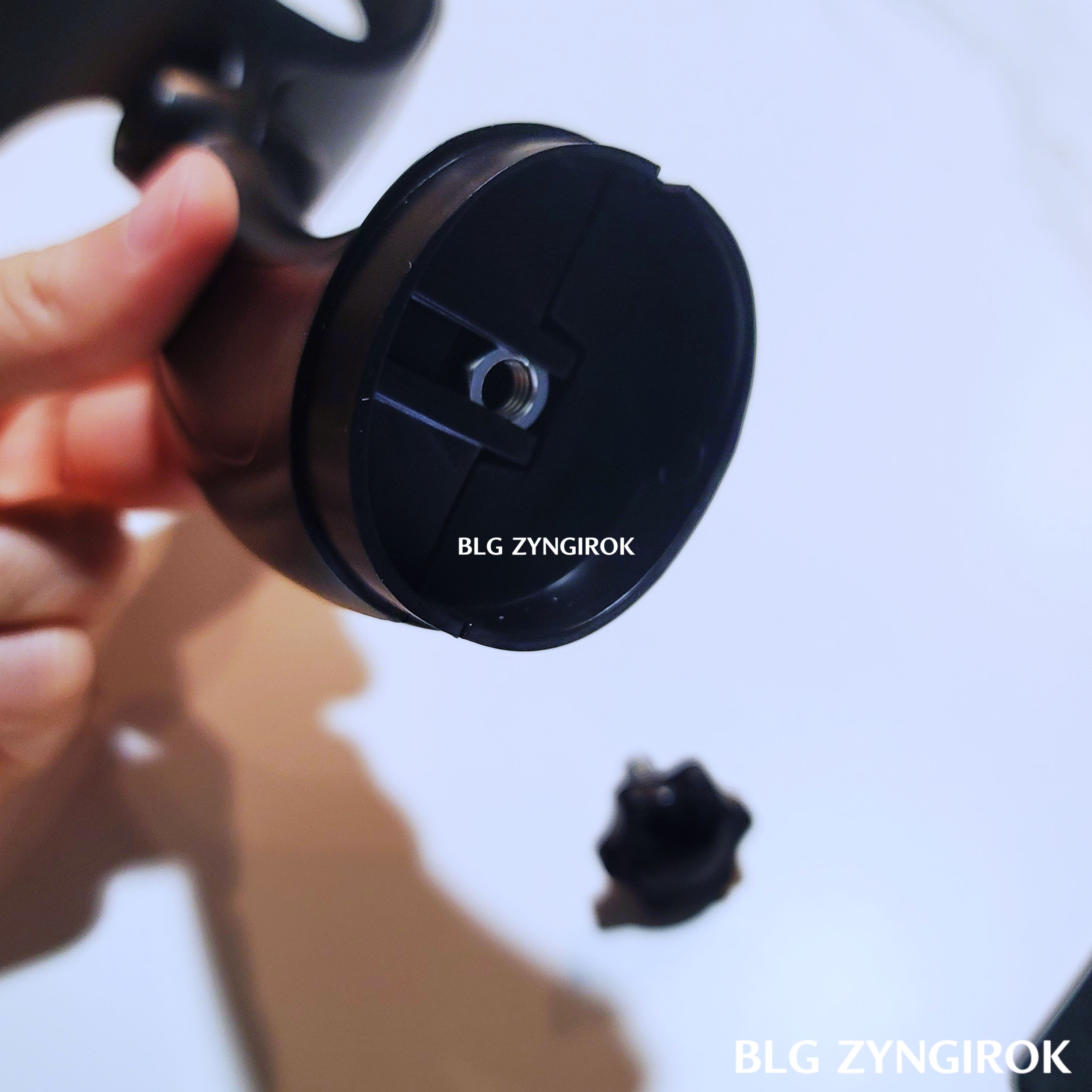 심코드-바코드-스캐너-거치대의-밑부분모습이다.-나사를-꽂을-수있는-구멍이있다.-여기에-나사를-꽂아-조립할-수있다.