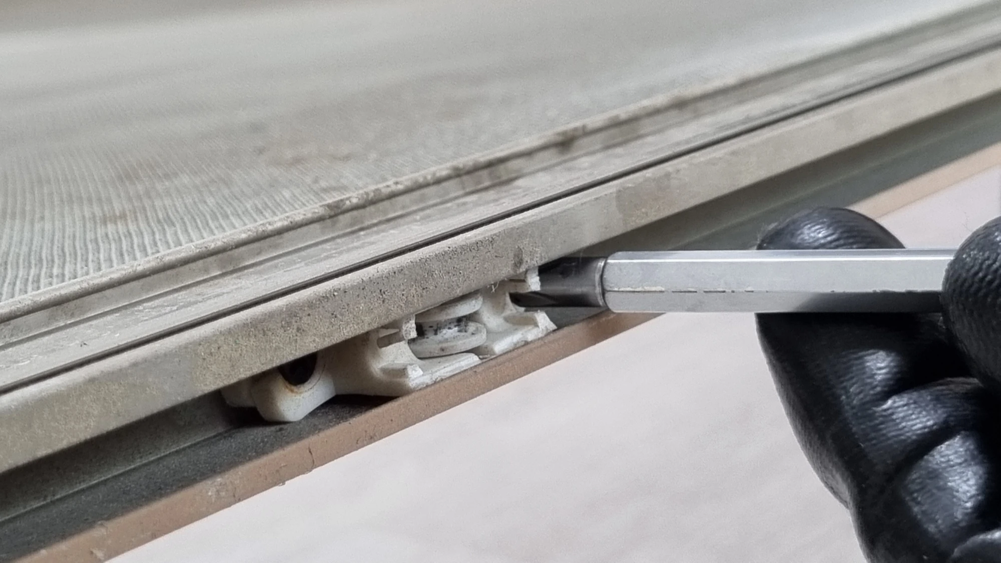 방충망 롤러 빼는 모습