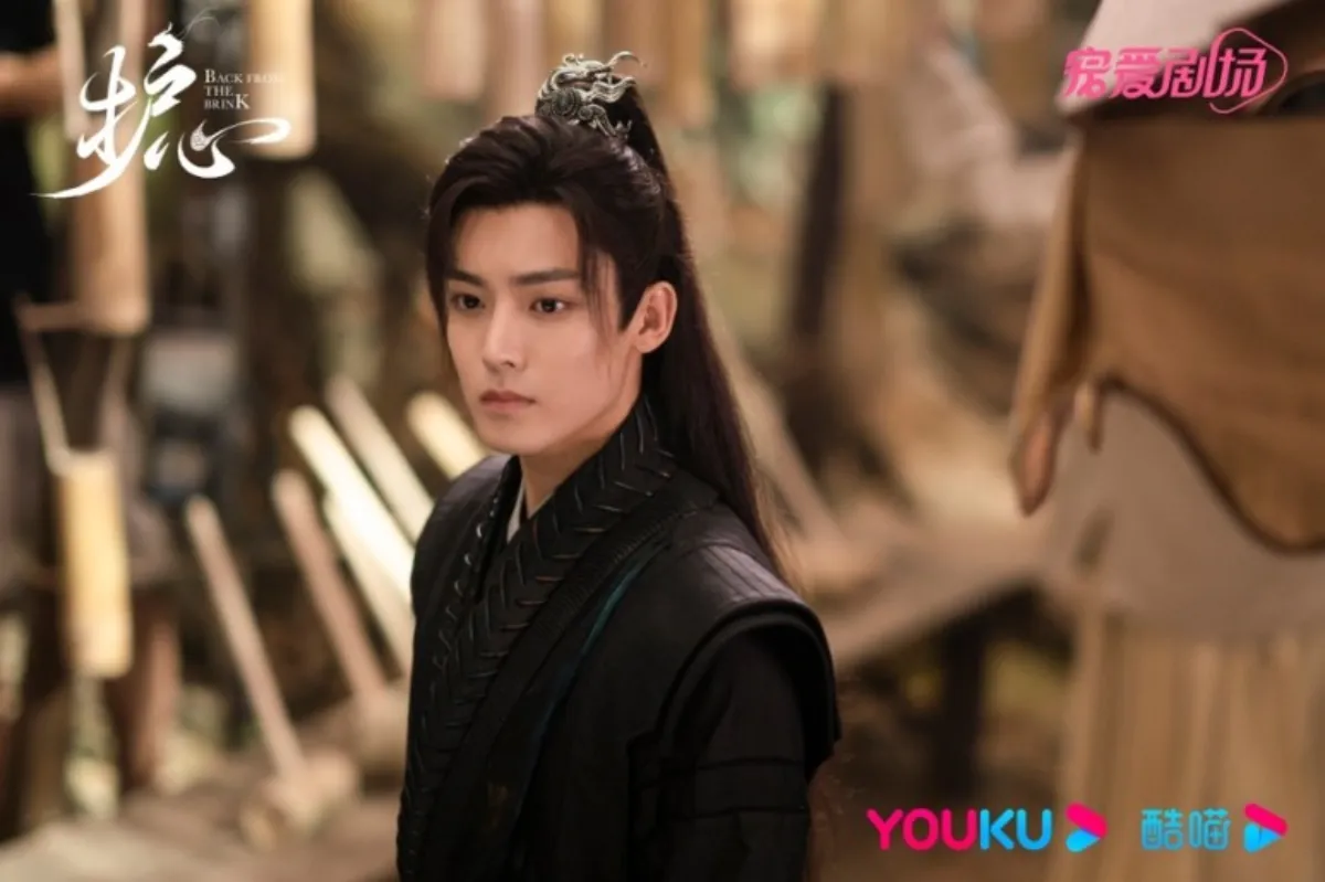 검은옷-입고-한곳을-응시하는-천요