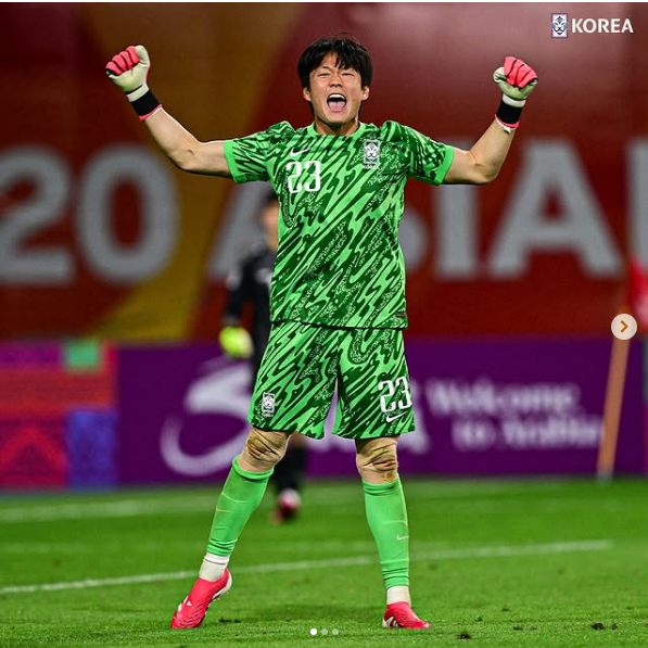 승부차기 선방 이후 환호하는 골키퍼