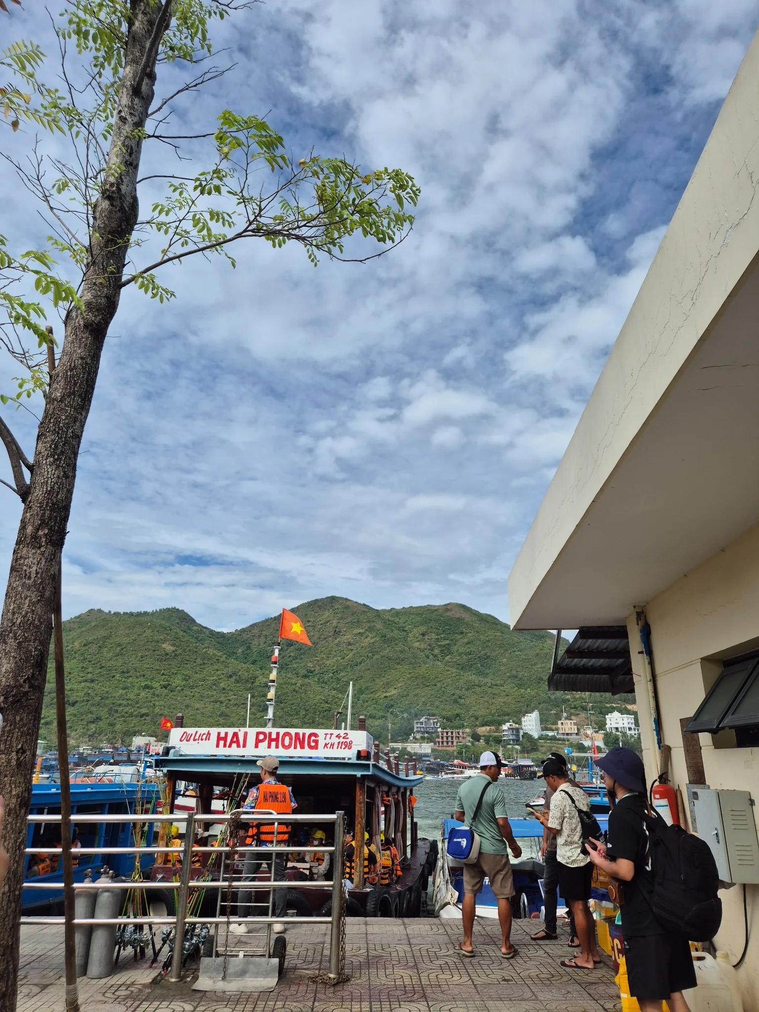 항구 선착장에서 보트에 승선 대기 중인 관광객 모습