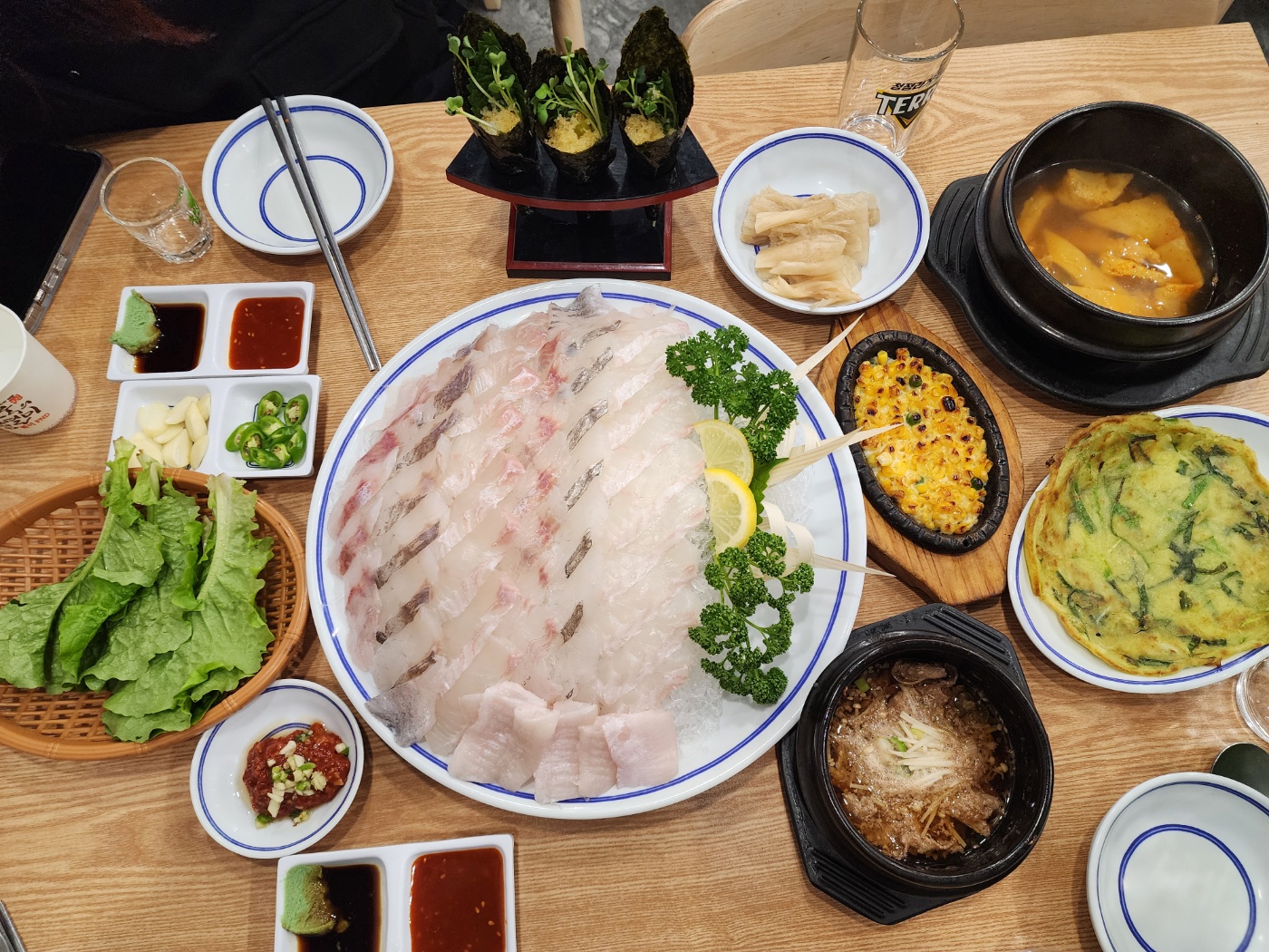 모듬회와 다양한 반찬들