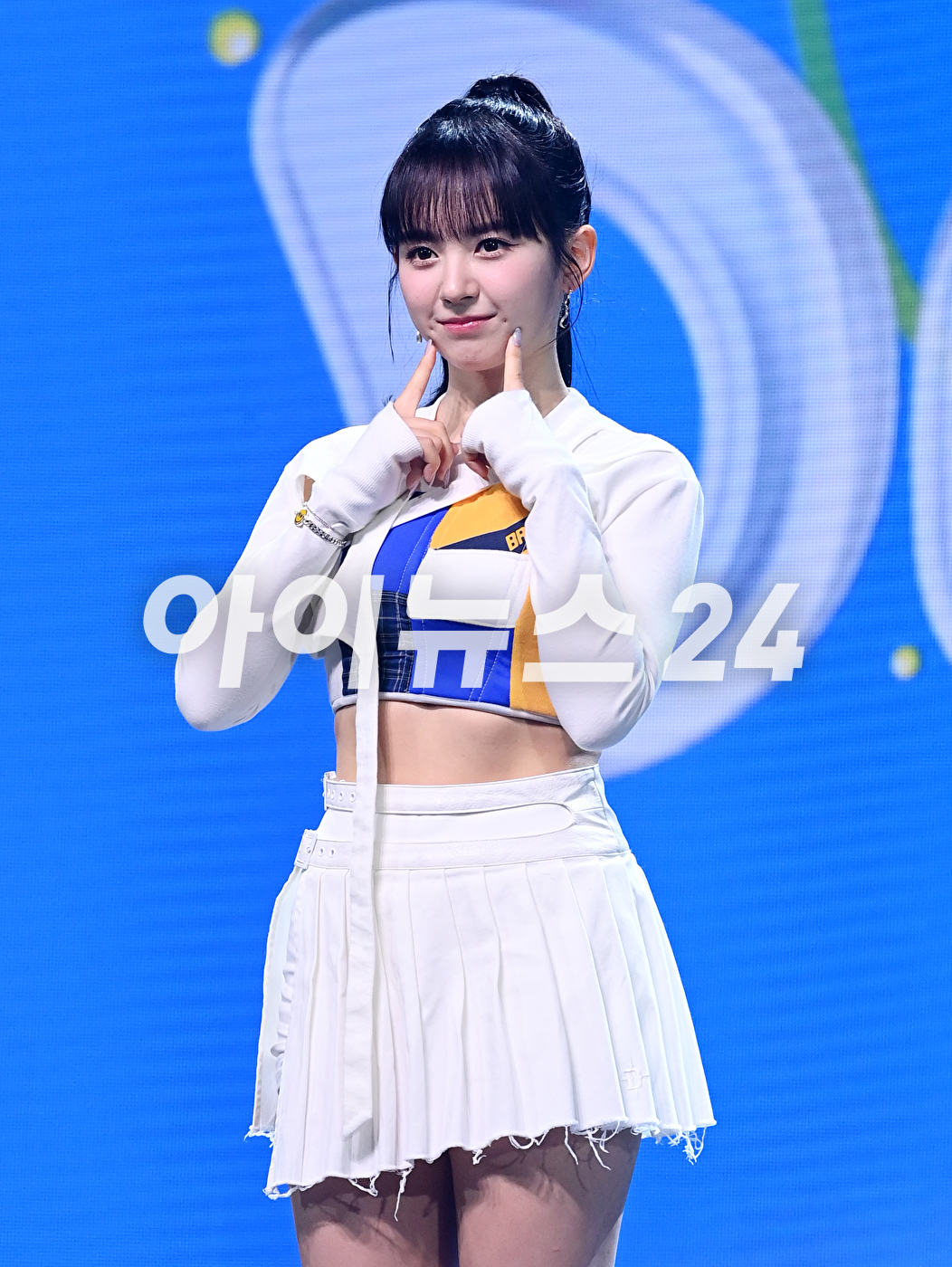 그룹 케플러 마시로가 20일 오후 서울 광진구 광장동 예스24라이브홀에서 열린 두 번째 미니앨범 &#39;DOUBLAST&#39; 발매 기념 쇼케이스에 참석해 공연을 하고 있다. [사진=김성진 기자]