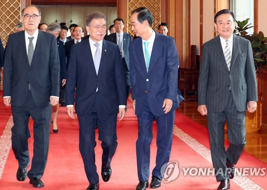 문재인 대통령 한덕수 같이 걷는 모습