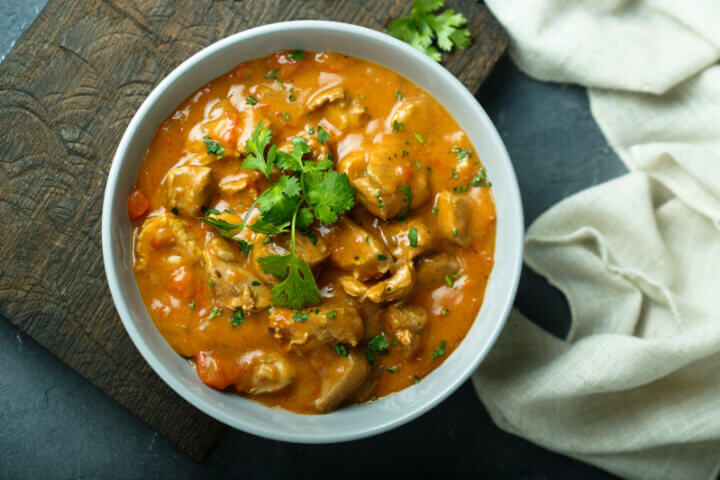 그릇에-담긴-밥과-카레