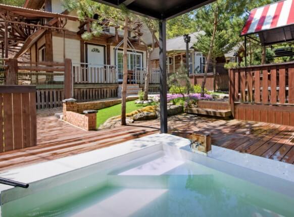 작은 통나무집 노천탕 펜션