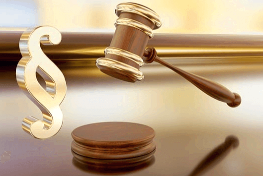 고동색의 나무로 만든 재판 망치와 둥그런 받침대가 있다.