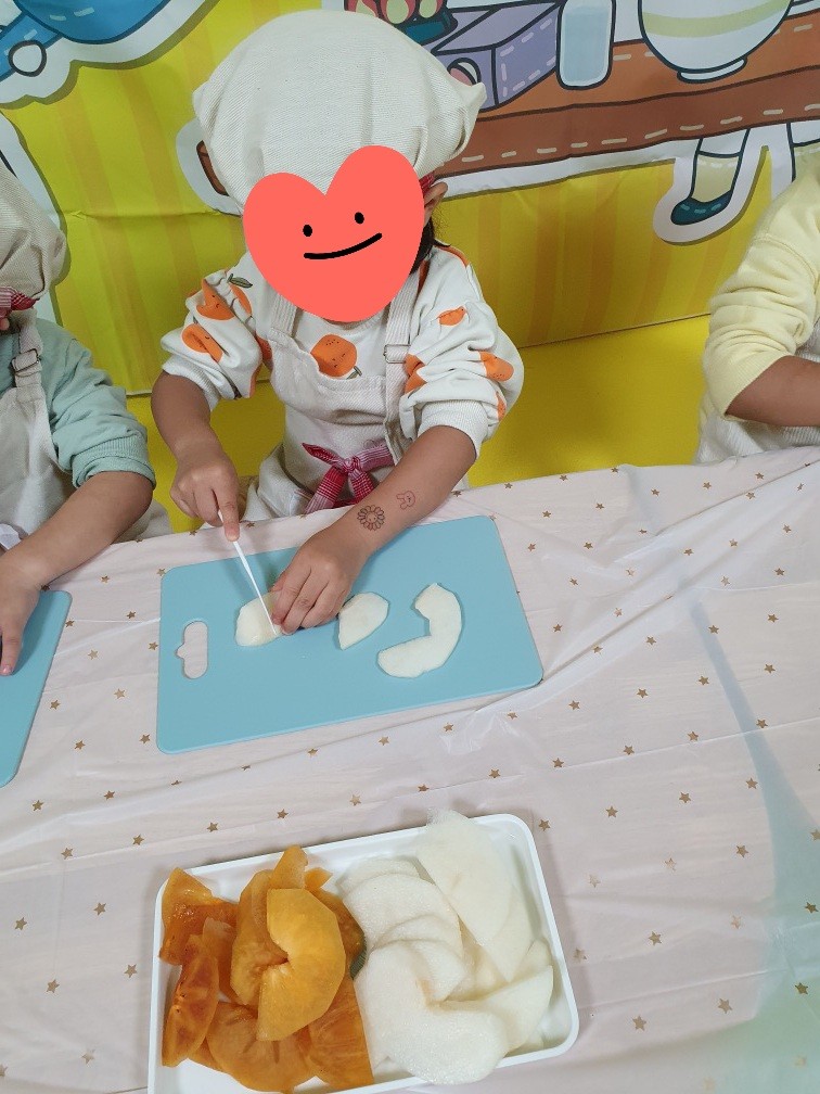 요리 활동을 하는 아이