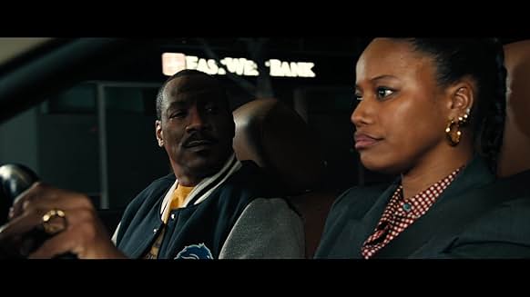 Beverly Hills Cop: Axel F&amp;#44; 에디 머피와 테일러 페이지가 자동차 안에서 대화하는 장면