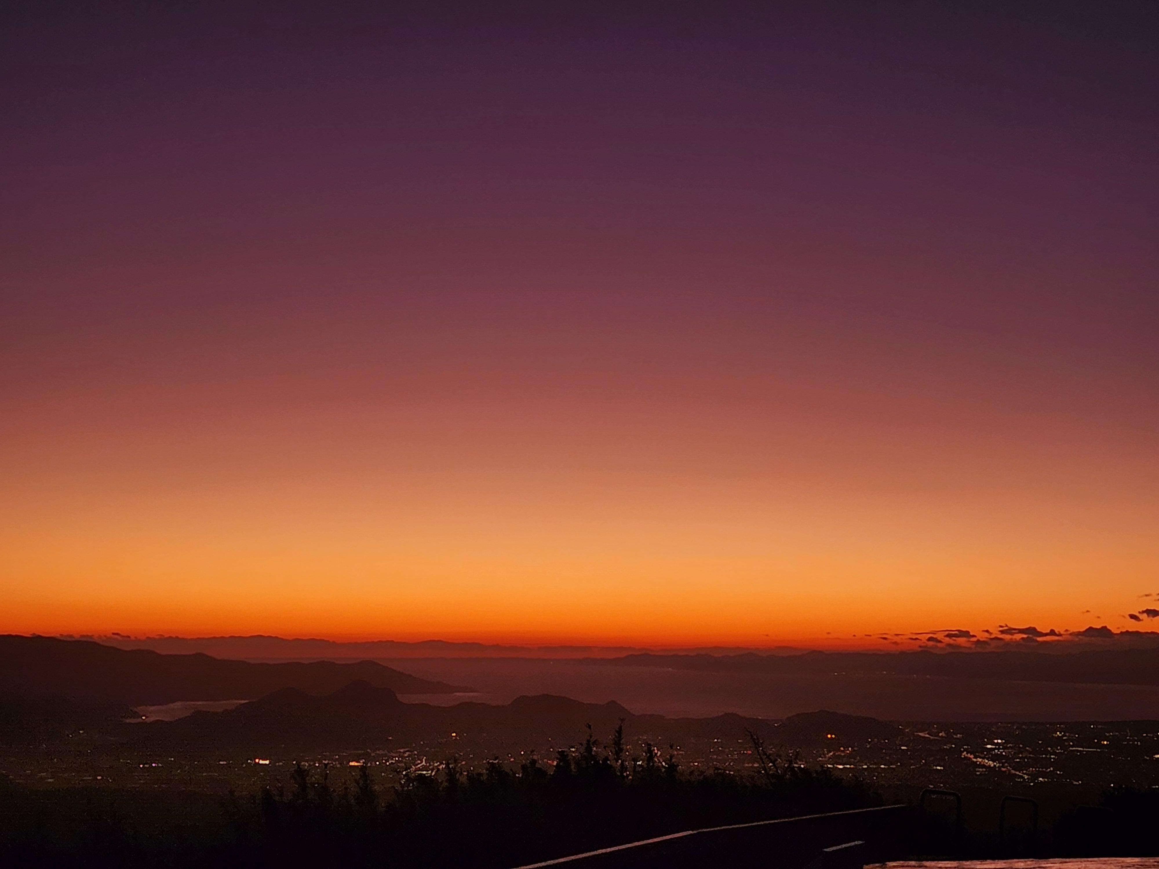 어둑해진 하늘과 후지산 실루엣, 도시 불빛과 어울린 장면