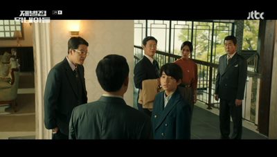 가족들 앞에서 자신은 노태우를 후원 할 것이라며 주장하고 있는 진도준입니다.