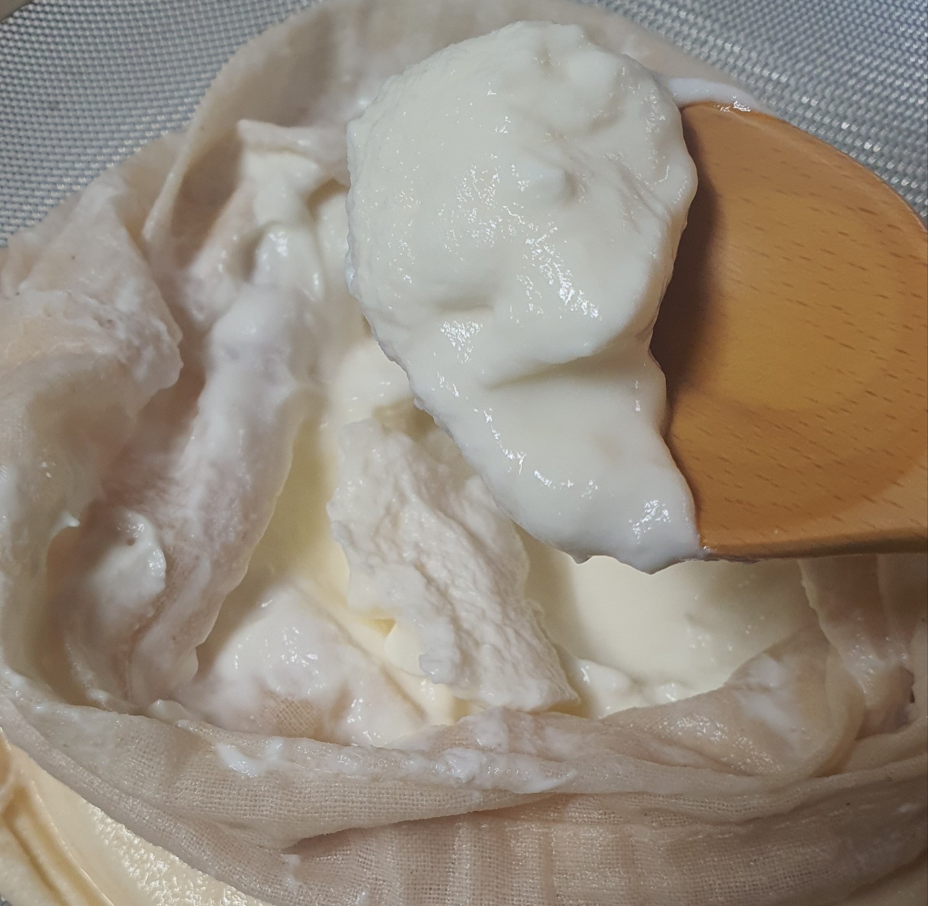 발효우유가 덜 응고 된 모습 면보의 틈이 막혀있다