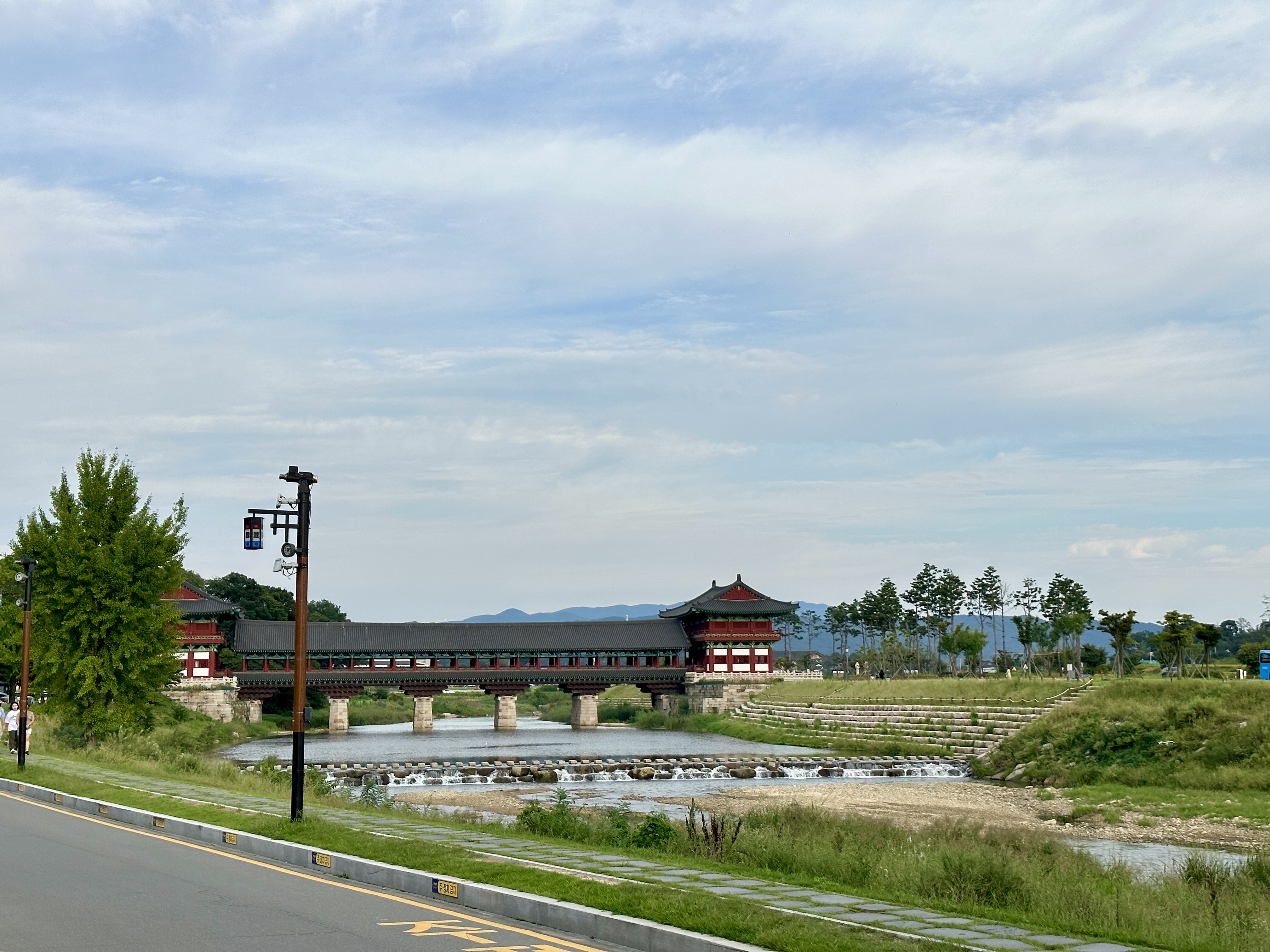 교촌마을에서 바라본 월정교