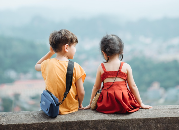 남학생 vs 여학생 사춘기 특징, 어린 남여가 어딘가에 앉아있는 모습 사진