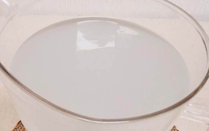 쌀뜨물을 그릇에 모아 놓은 모습