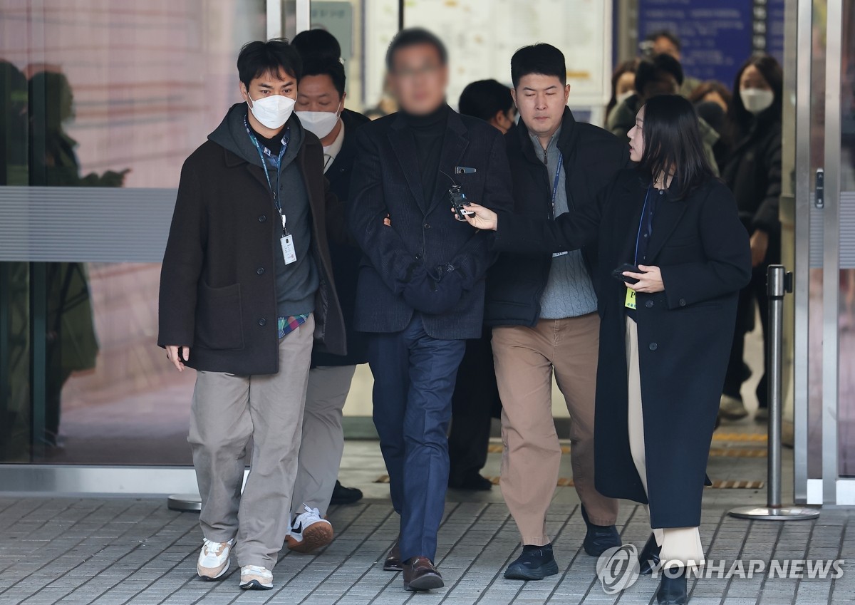 색동원 시설장 구속영장 실질심사 후 법원 출석 모습