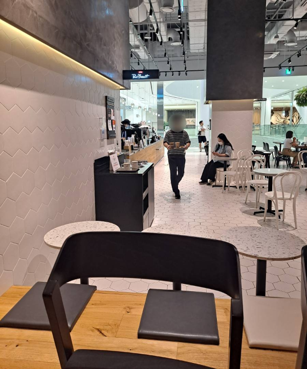 폴바셋 음료수령하다