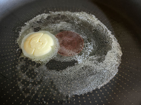 프라이팬 예열하고 버터 녹이기