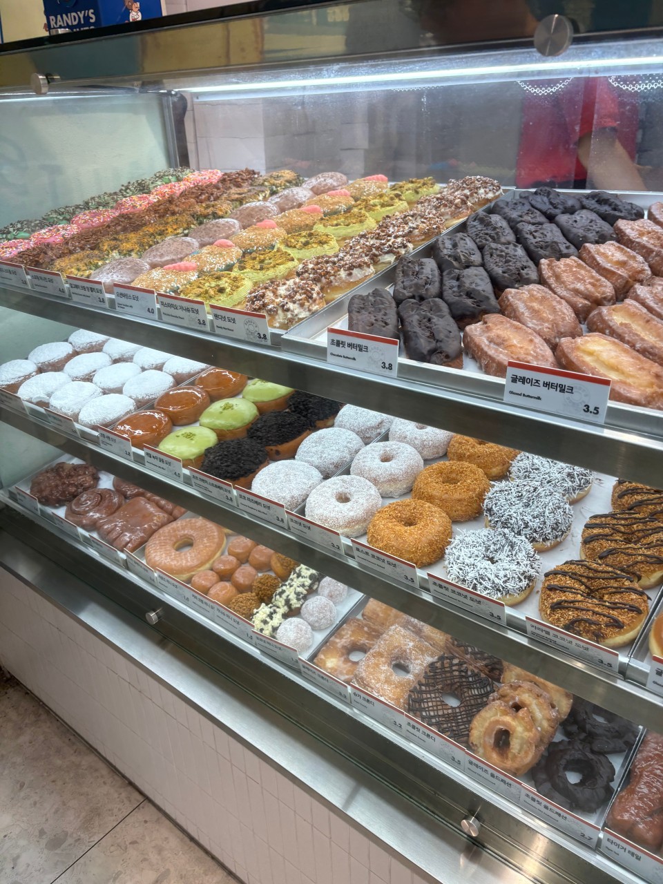 랜디스도넛 가게 안 도넛들이 진열된 사진