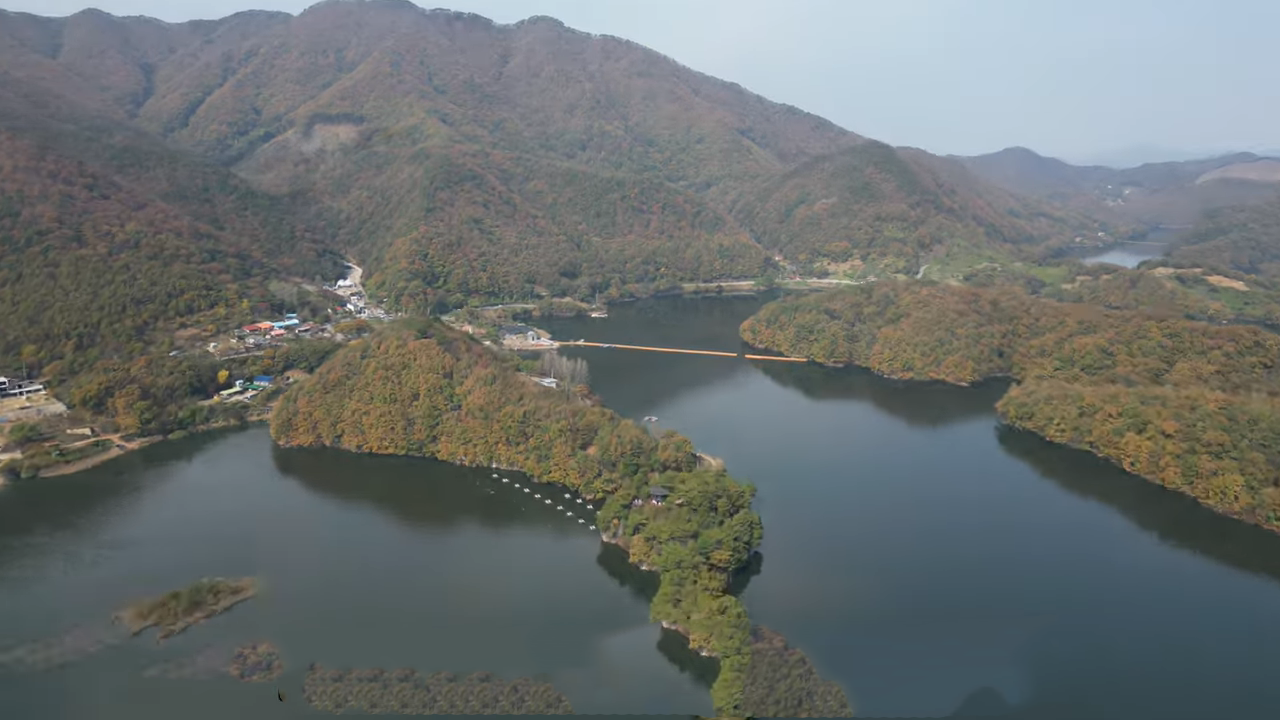 용 꼬리처럼 뻗은 반도 지형과 수면 라인, 부소담악 대표 뷰.