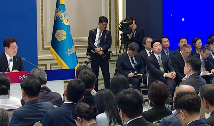 이 대통령 초격차 산업강국: 취임 1주년 기자회견 경제 비전 발표! AI 반도체 및 국민성장펀드 대규모 투자 프로젝트 분석