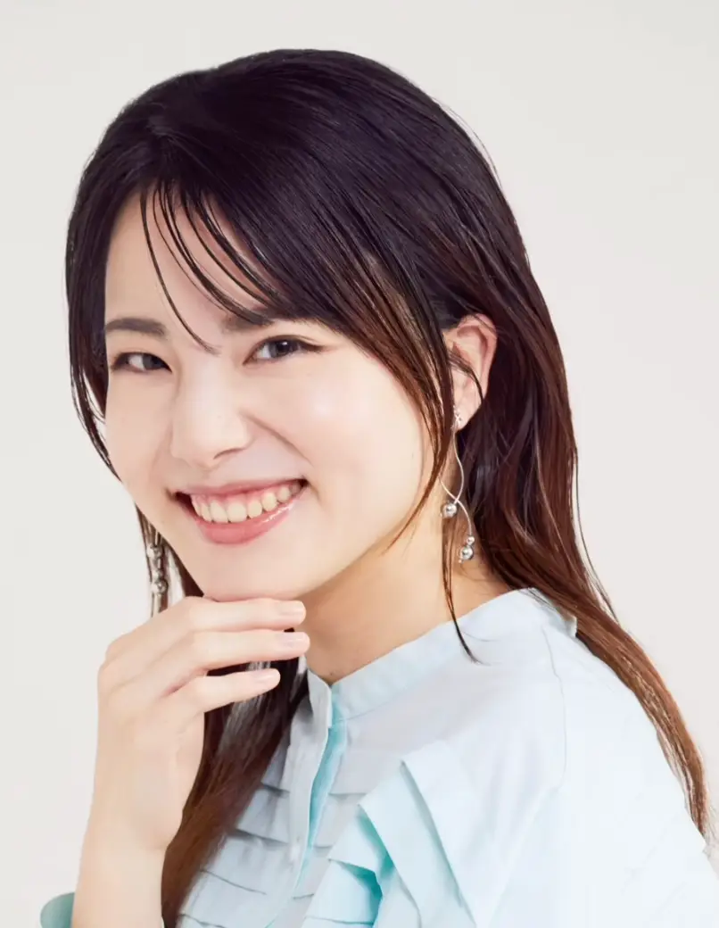 한일-흰벽 닾 흰색 셔츠를 입고 옆으로 선채 정면을 바라보며 환하게 웃고 있은 카노 미유