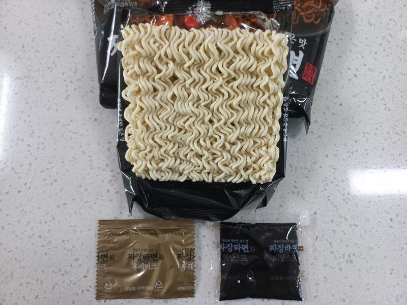노브랜드 짜장라면 스프 구성