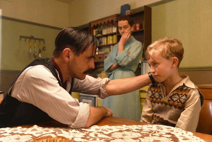 텔-잇-투-더-비즈-스틸컷4