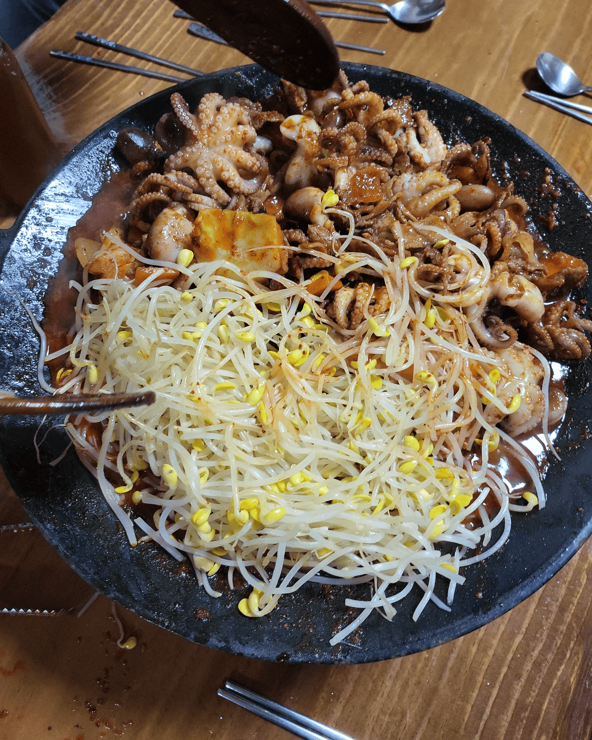 낙지볶음 철판에 볶는중