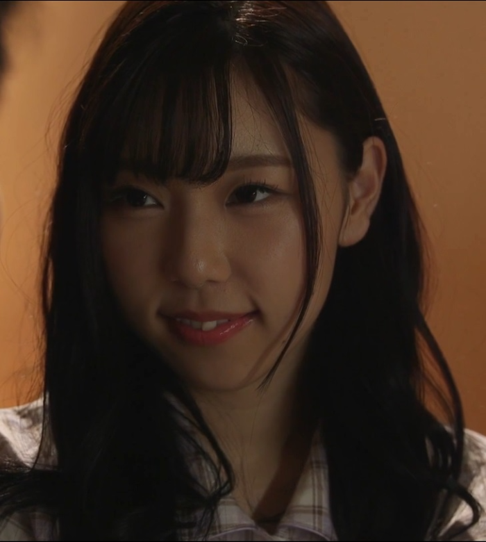 사츠키 메이(Mei Satsuki)가 사랑스럽게 바라보는 사진