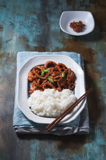 접시에 담긴 낙지볶음 사진