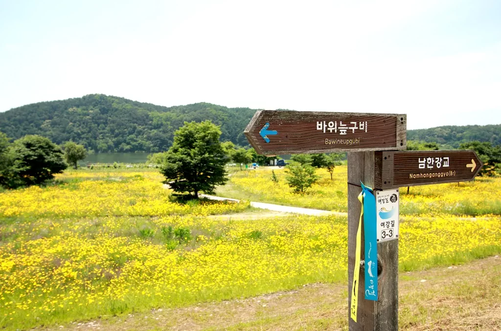 서울 근교 둘레길 곳곳에 설치된 이정표와 시그널 리본.