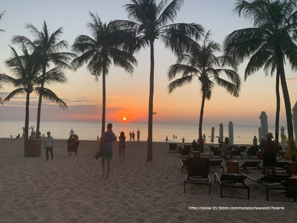 푸꾸옥-해변-모래위-산책하는-사람들