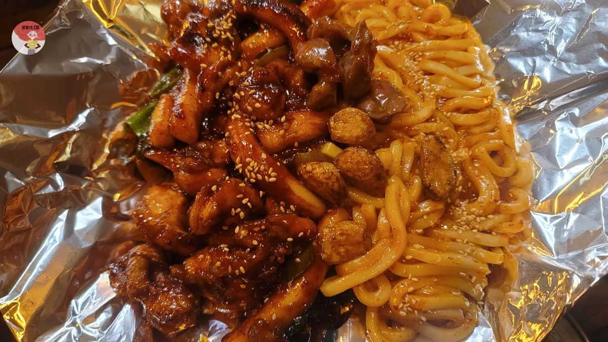 서울 종로구 04판 대학로점, 은박지위 빨간양념 숯불 시그니처바베큐와 우동사리