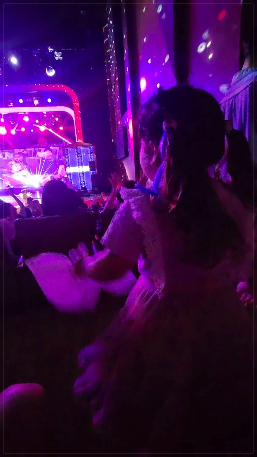 캐리-TV-콘서트에서-무대의-화려한-조명과-음악에-맞춰-리듬을-타고-있는-어린-소녀의-모습