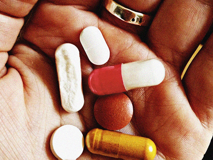 손바닥에 알약 6종류를 놓고 있다.