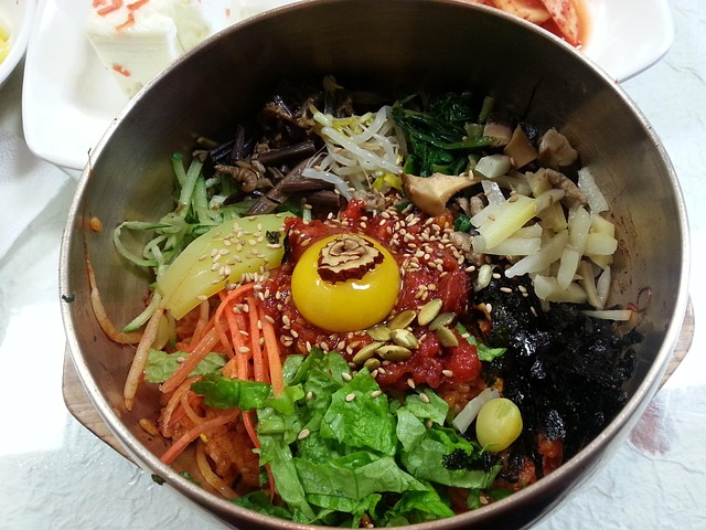 유기그릇안에 갖은 야채와 육회와 계란 노른자가 올려진 젅주 비빔밥