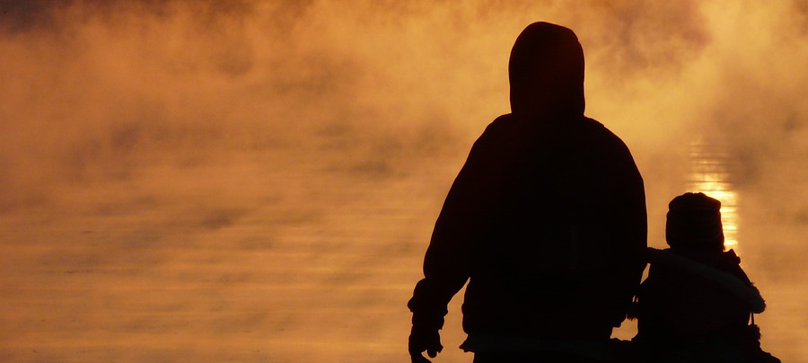 가족 상담과 관련된 부모와 아이의 모습이 담긴 사진