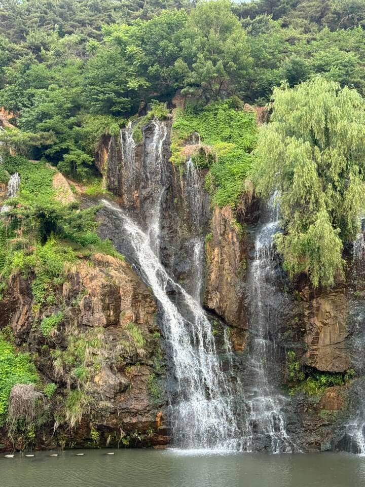 카페폭포에서 본 홍제폭포