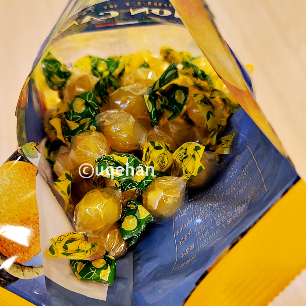 포장을 개봉한 노브랜드 레몬캔디의 사진이다.