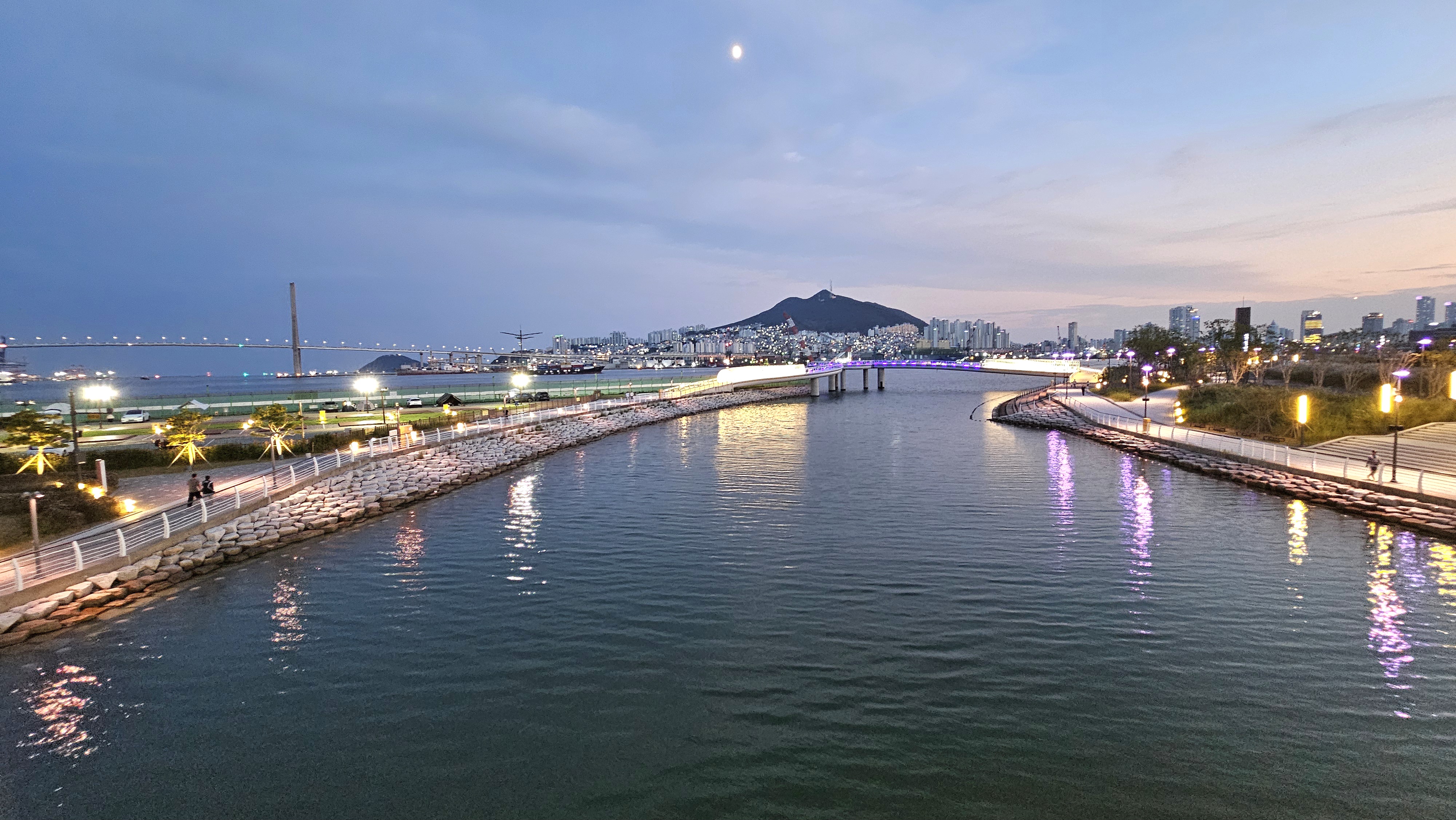 북항친수공원에서 조깅하는 시민들