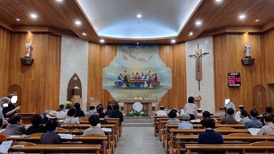 대구 대안성당 성전 안 십자고상, 제대, 제단, 감실 사진