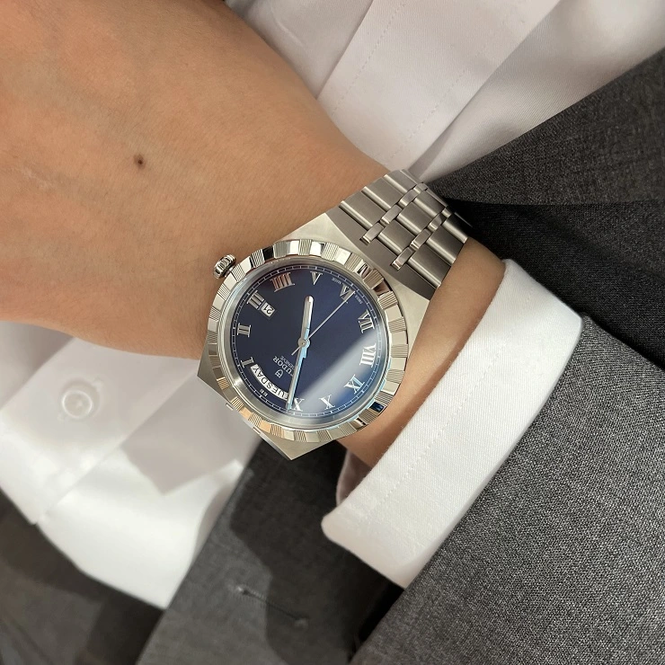 수트와 함께 착용한 튜더 로얄