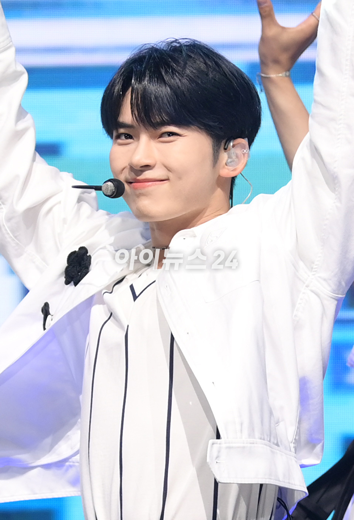 그룹 제로베이스원 성한빈이 10일 오후 서울 광진구 광장동 예스24라이브홀에서 열린 제로베이스원(ZEROBASEONE) 데뷔 쇼케이스에서 멋진 무대를 선보이고 있다. [사진=정소희 기자]