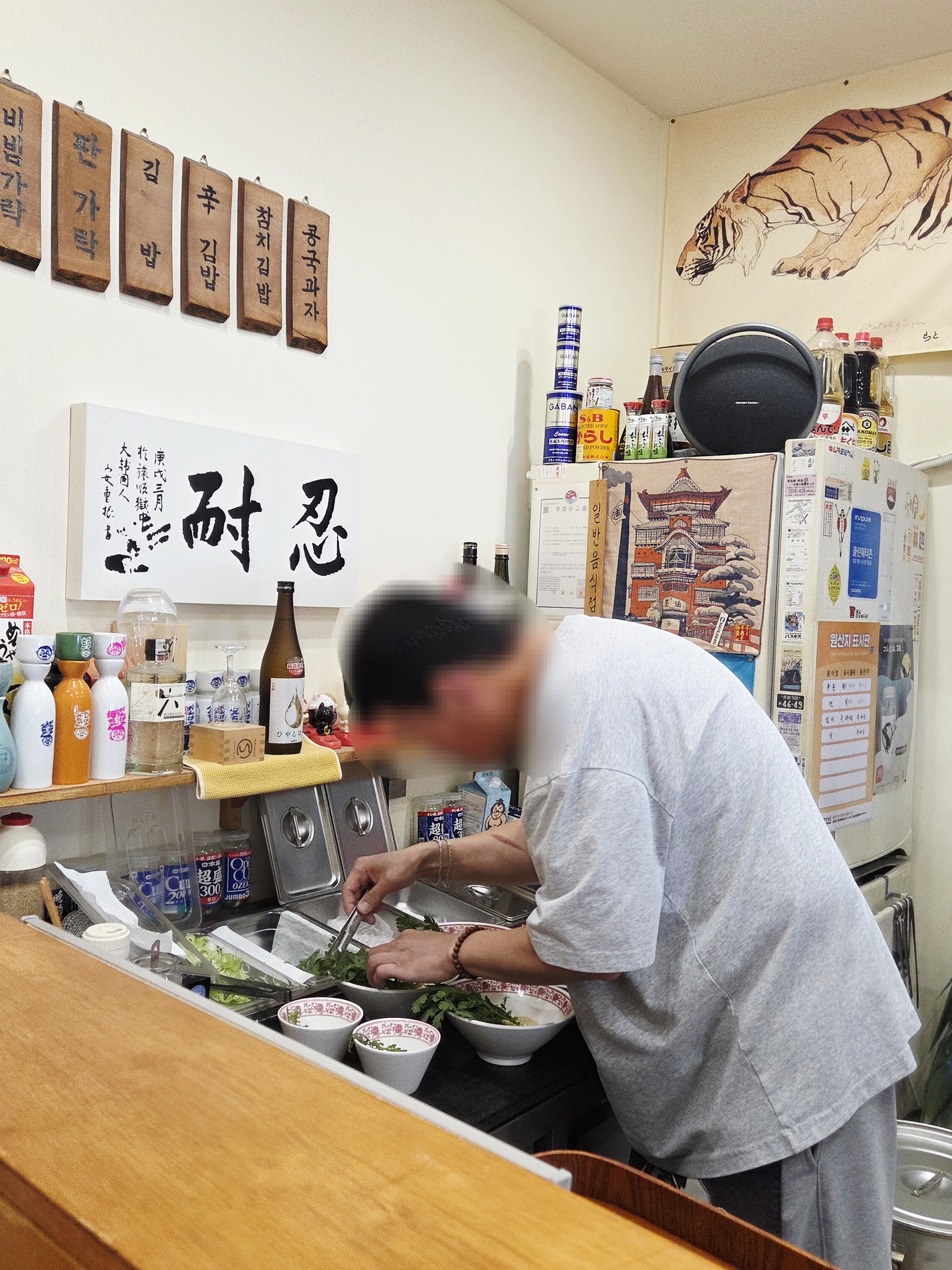 주문 받은 음식을 조리하시는 사장님